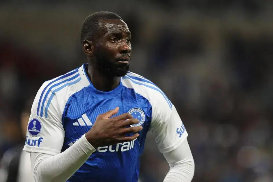 Bolasie exalta o Cruzeiro após reconhecimento internacional nas redes sociais