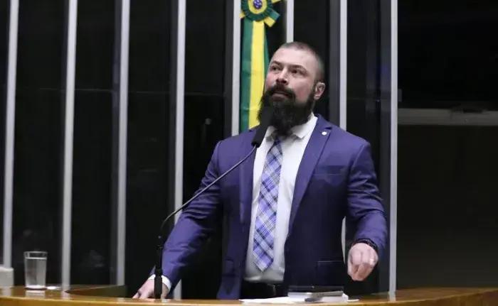 Câmara dos Deputados aprova projeto permitindo armamento rural a partir dos 18 anos