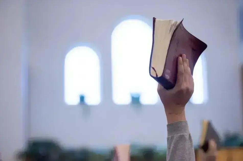Censo 2022: Recorde de evangélicos e menor índice de católicos na história