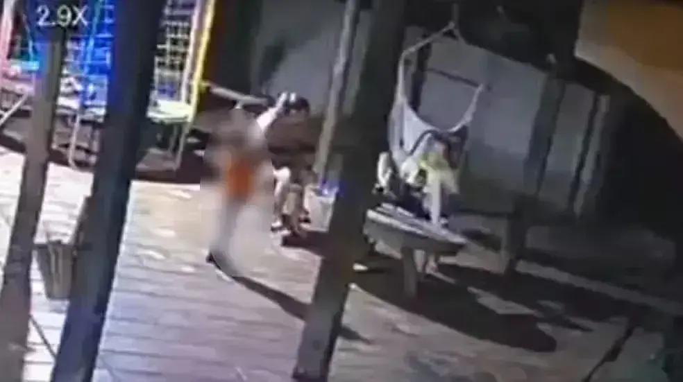 Criança de 2 anos dispara arma do pai e mata mãe em acidente trágico