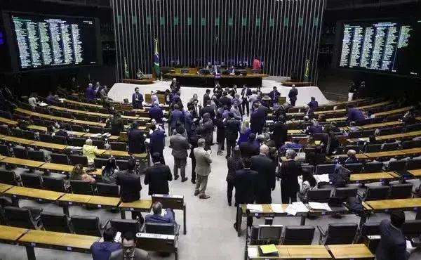 Datafolha aponta que 76% dos brasileiros rejeitam aumento de deputados