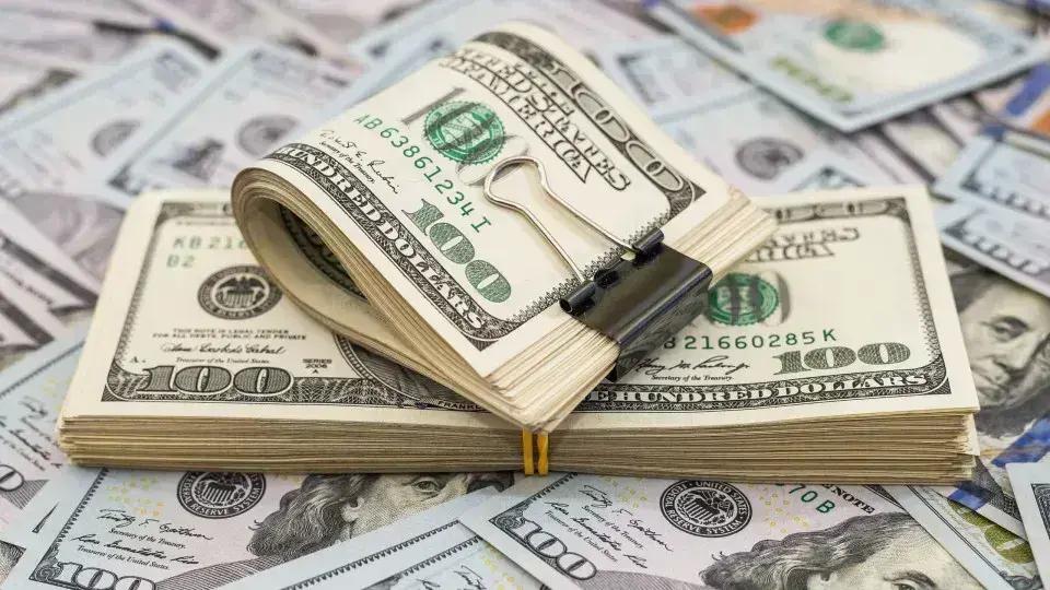 Dólar encerra a R$ 5,49 e Bolsa em queda diante de tensões no Oriente Médio