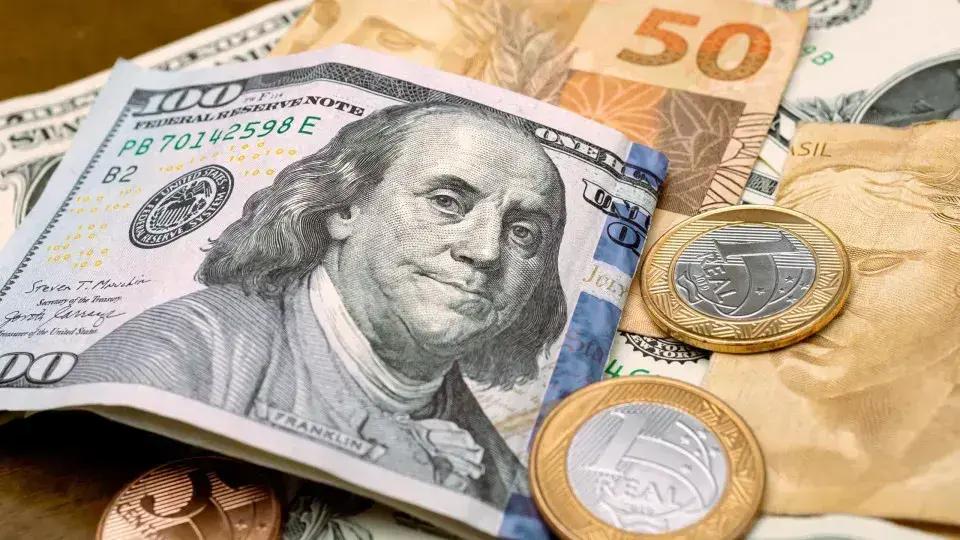 Dólar recua enquanto investidores aguardam decisões sobre juros