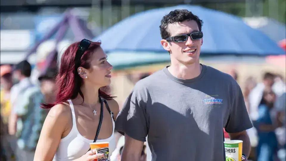 Dua Lipa e Callum Turner: noivado oficial da cantora é confirmado