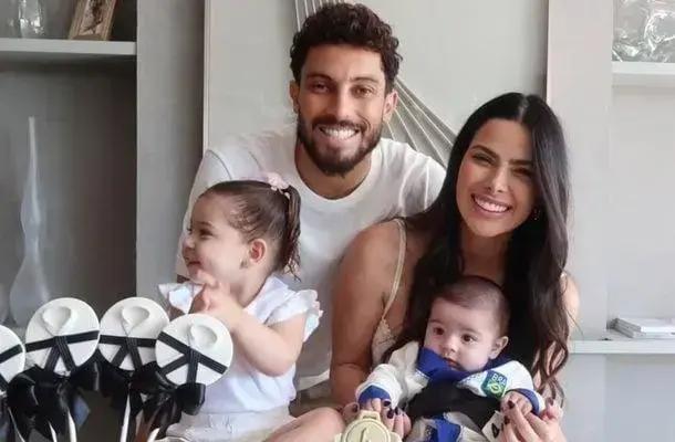 Esposa de Alex Telles sofre acidente em NY e revela lapso de memória