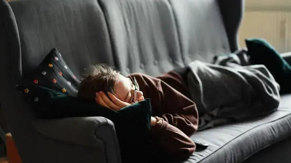 Estudo revela que cochilos longos podem aumentar risco de mortalidade