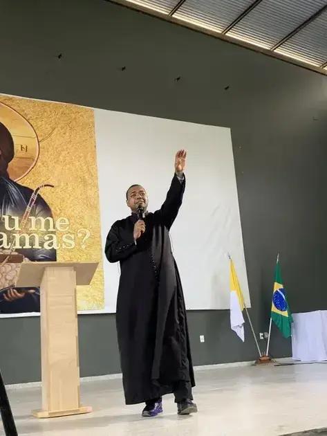 Evento de Cura e Libertação com Padre Exorcista Atraí Fiéis no Vale do Aço