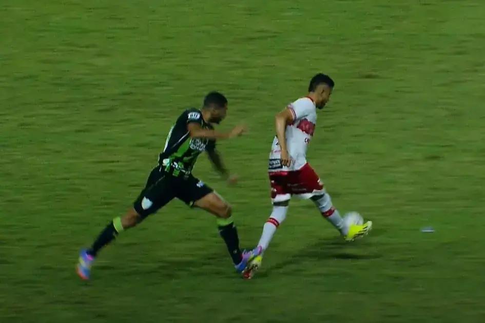 Fabinho, do América, é expulso após pisão em jogador do CRB e se machuca