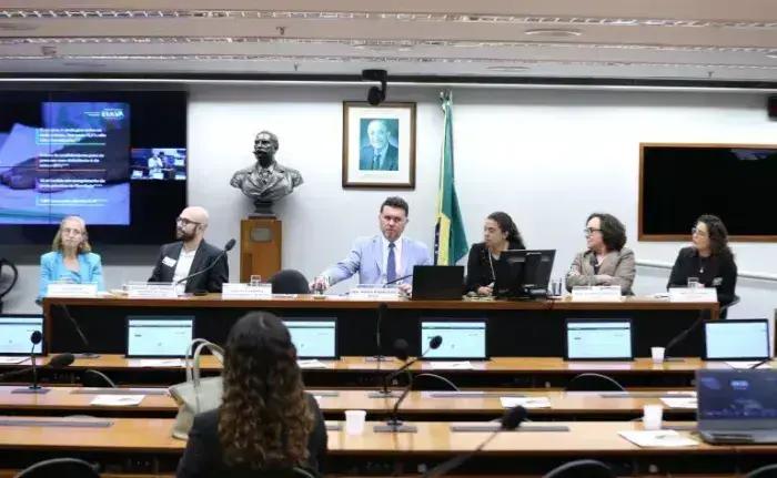 Governo busca soluções para erradicar analfabetismo no Brasil com novo plano educacional