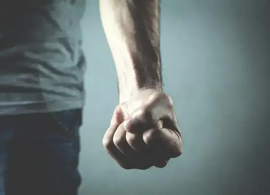 Homem reage a assédio e sofre agressão em bar de Timóteo