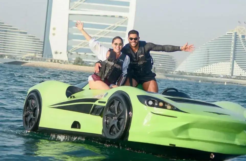 Hulk aproveita férias em Dubai pilotando 'carro aquático'