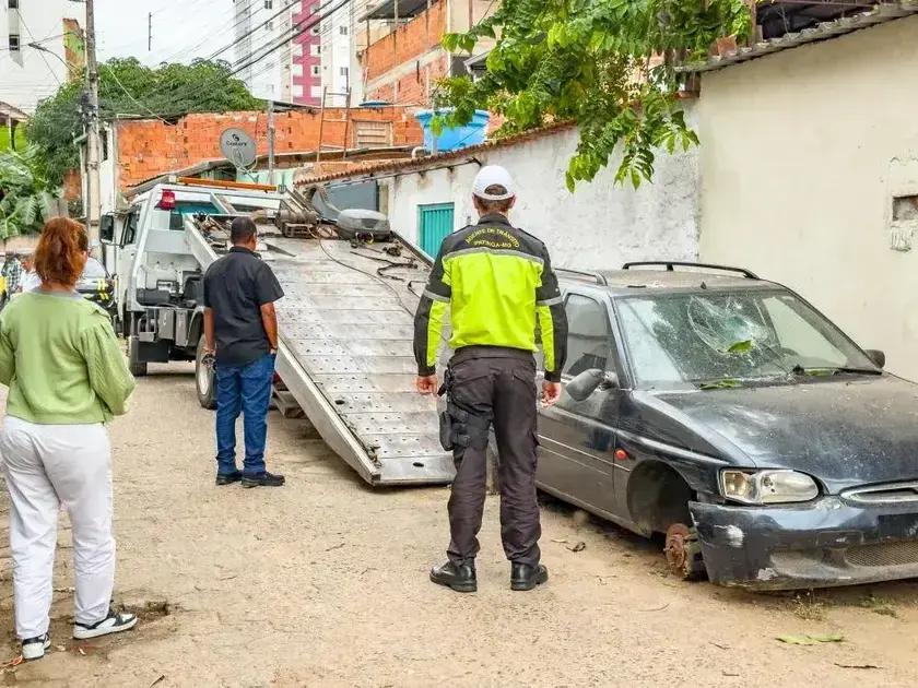 Ipatinga realiza operação para retirar veículos abandonados das ruas