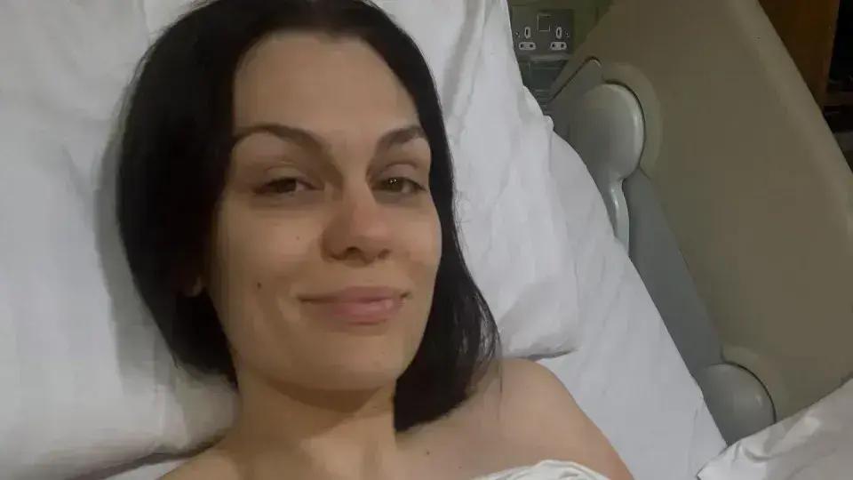 Jessie J revela luta contra câncer de mama após cirurgia