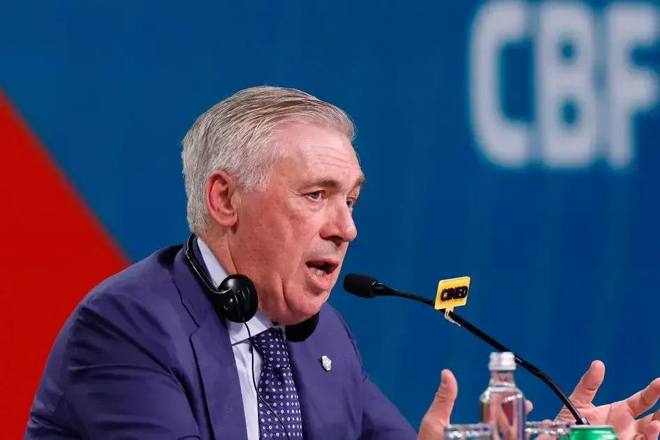 Jornalista presenteia Ancelotti em coletiva após conquista da Seleção