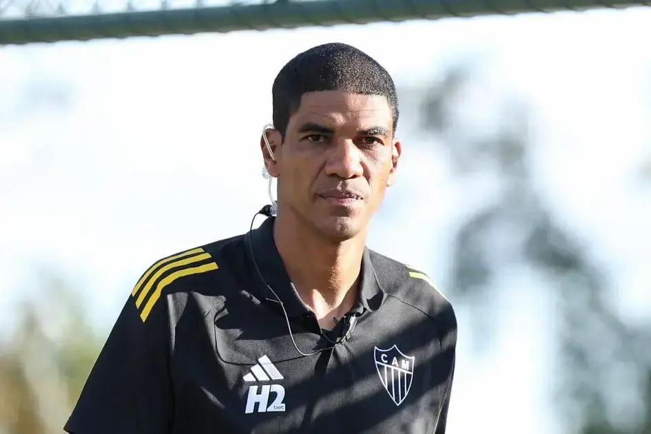 Léo Silva assiste ao gol de ex-companheiro Cazares em jogo no Equador