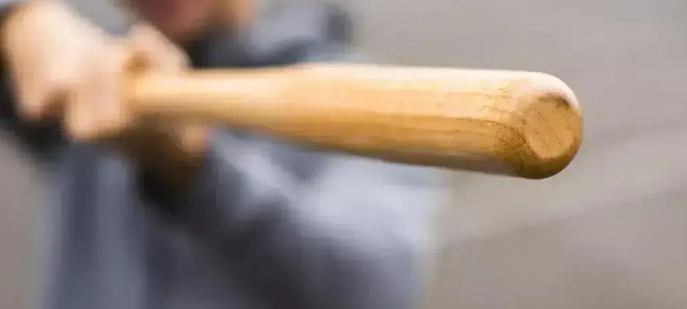 Mulher é ameaçada com pedaço de pau durante desentendimento em Timóteo