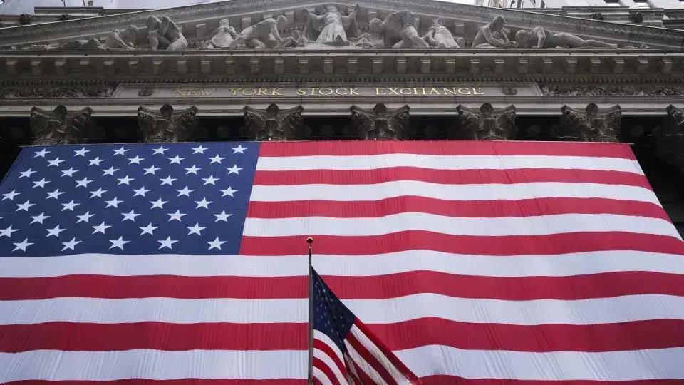 Wall Street inicia semana em alta com críticas da China aos EUA
