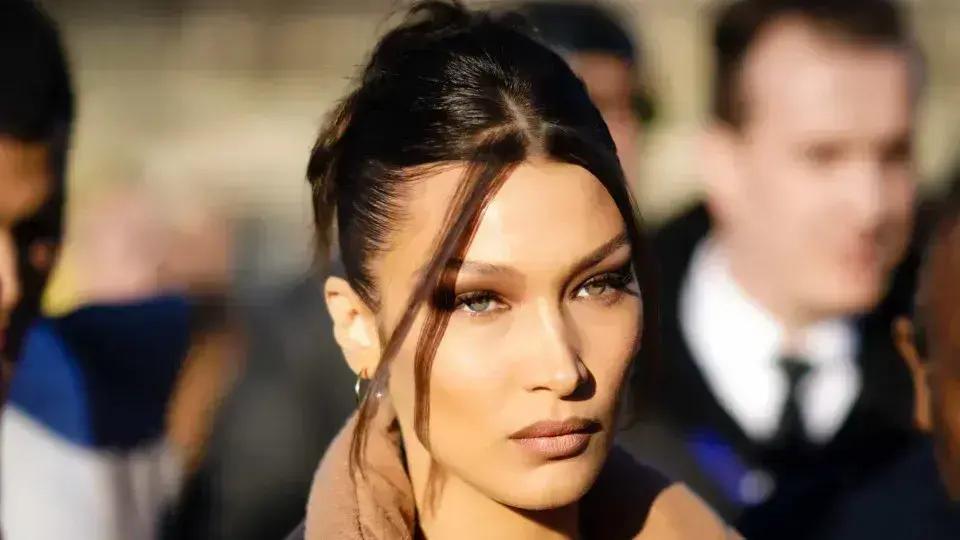 Bella Hadid é internada novamente: mãe revela batalha contra a doença de Lyme