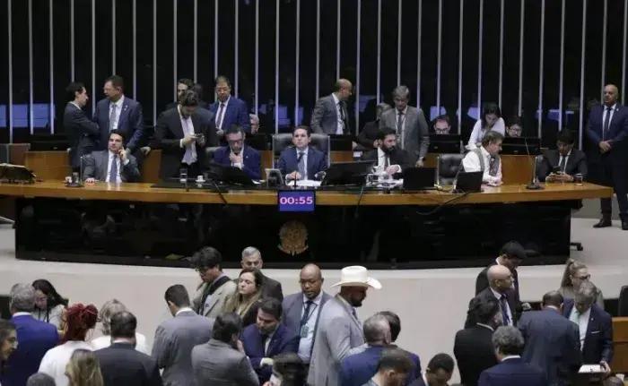 Câmara aprova o texto-base da PEC das Prerrogativas em votação decisiva