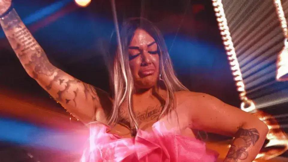 Cantora Cláudia Nayara enfrenta perda gestacional durante show