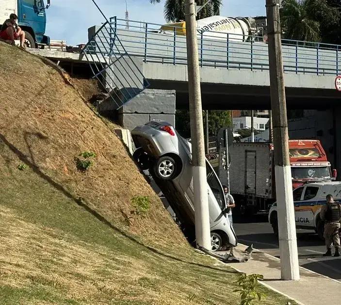 Carro cai de viaduto em Coronel Fabriciano; mulher e criança passam bem