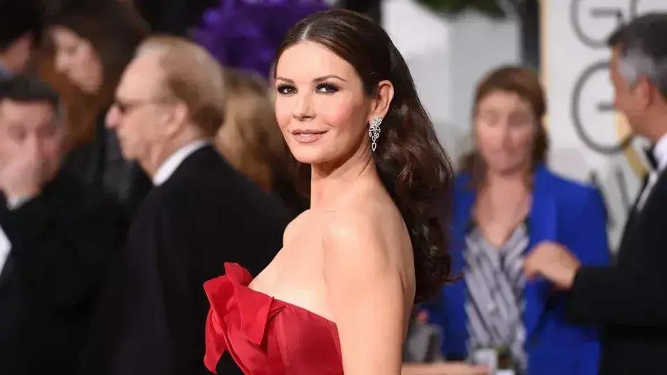 Catherine Zeta-Jones enfrenta críticas após comentário sobre fã jovem