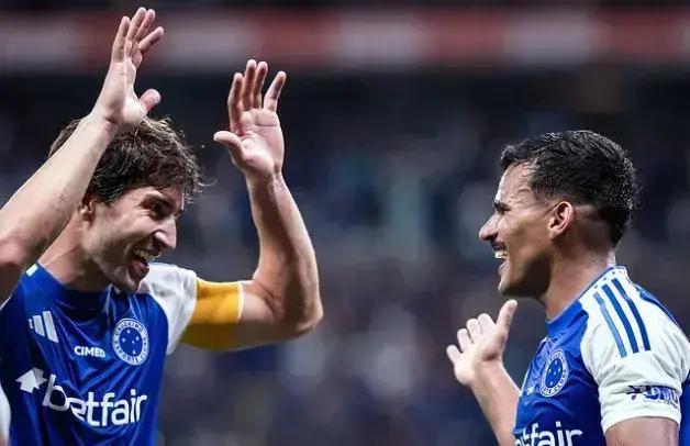 Cruzeiro vence Bragantino por 2 a 1 e se aproxima da liderança