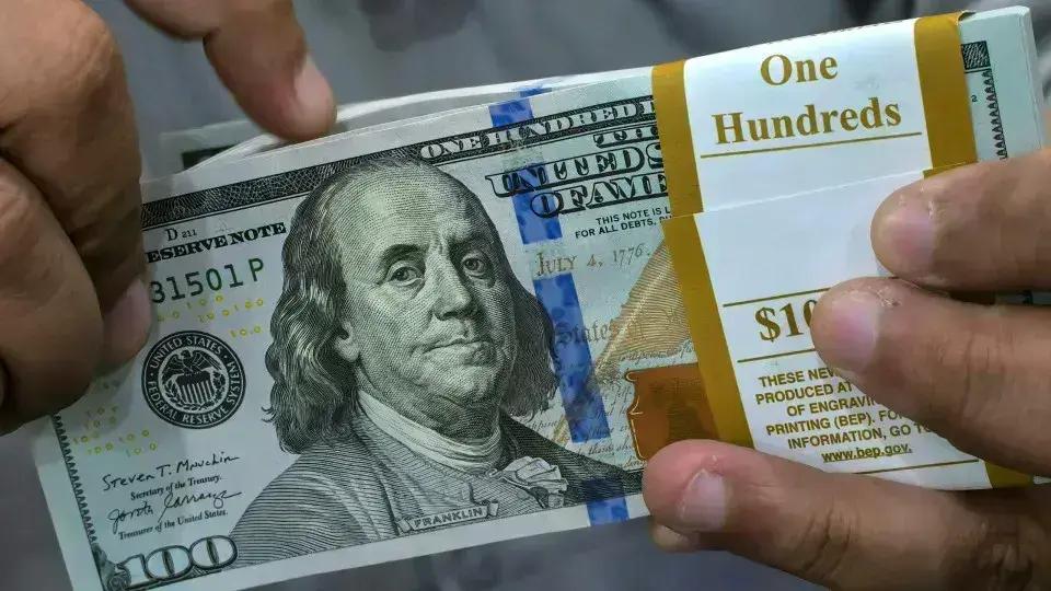 Dólar chega a R$ 5,32 e Ibovespa registra alta em dia decisivo
