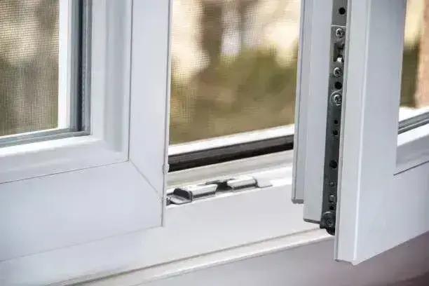Furto em escritório de Ipatinga: ladrão leva R$ 2 mil e eletrônicos