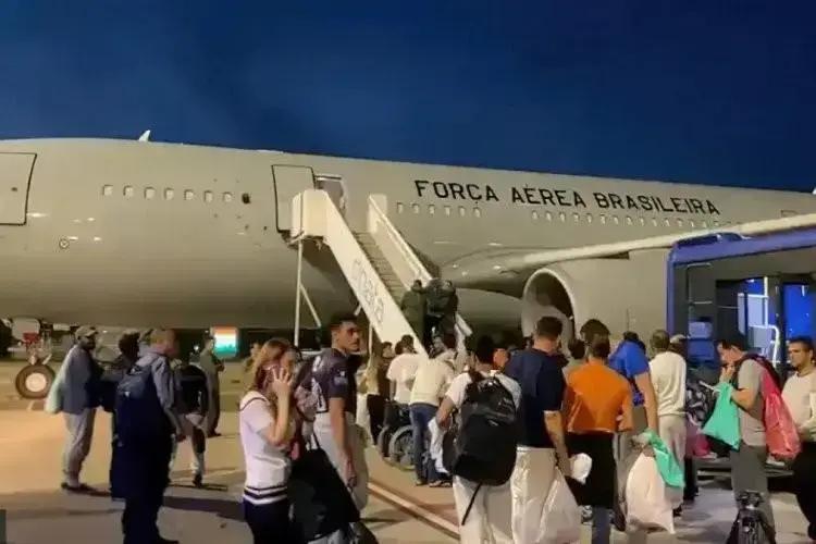 Governador Valadares recebe debate sobre deportações de brasileiros