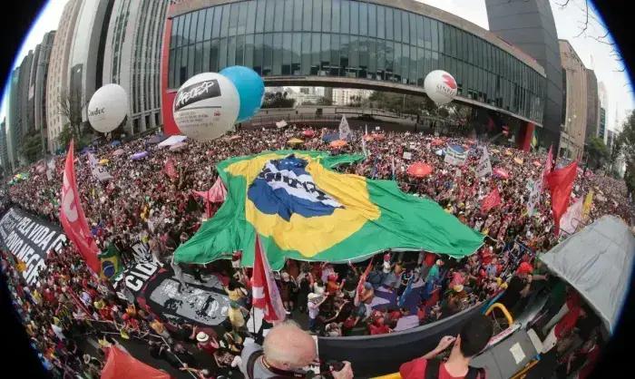 Grande manifestação em São Paulo reúne 42 mil contra PEC da Blindagem e anistia