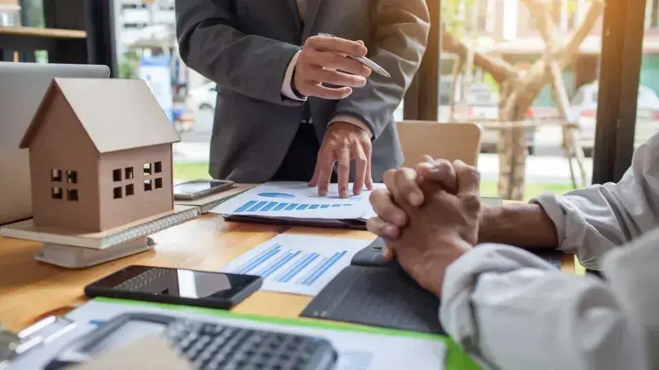 Inadimplência diminui e resulta na menor retomada de imóveis desde 2022