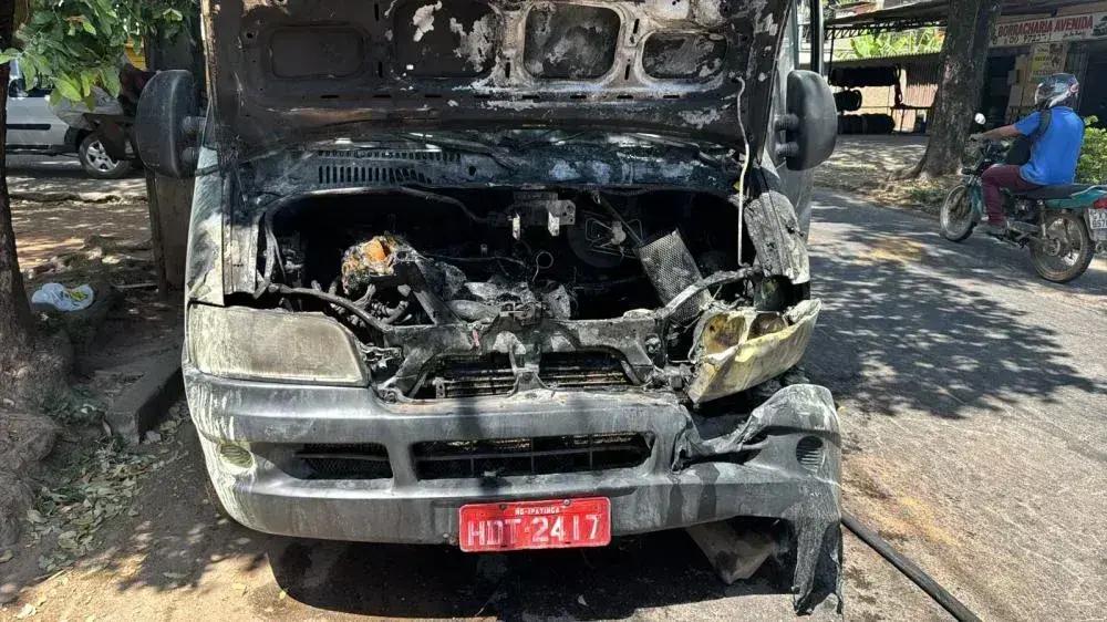 Incêndio em van escolar mobiliza moradores em Ipatinga