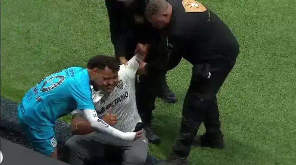 Jovem torcedor suspenso por um ano após invasão de campo para foto com Neymar
