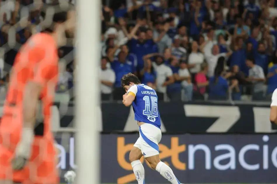 Lucas Silva compara Cruzeiro atual ao campeão de 2013 e 2014