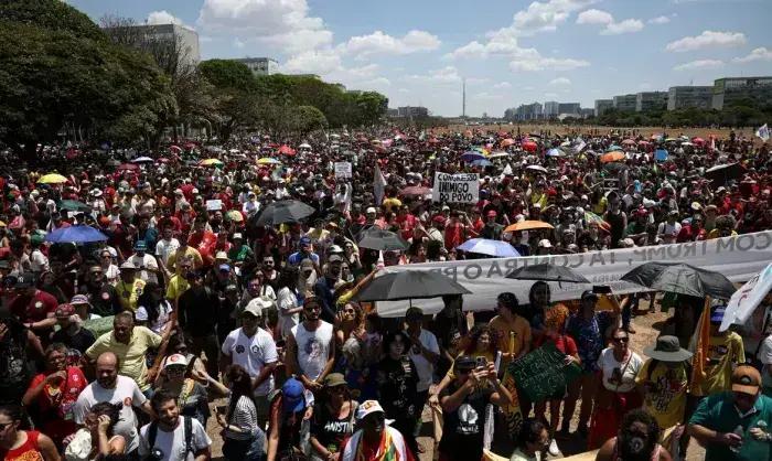 Milhares se manifestam em Brasília contra anistia e PEC da Blindagem