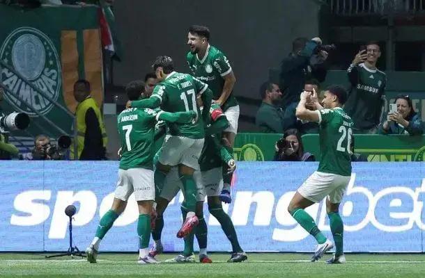 Palmeiras triunfa com hat-trick de Vitor Roque sobre o Internacional