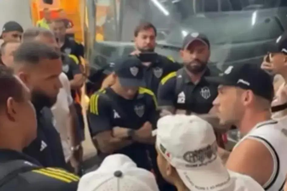 Protestos de Torcedores do Atlético-MG no Aeroporto Após Derrota para o Botafogo