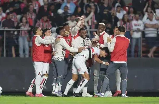 São Paulo consegue vitória contra o Botafogo com gol de Dinenno emocionado