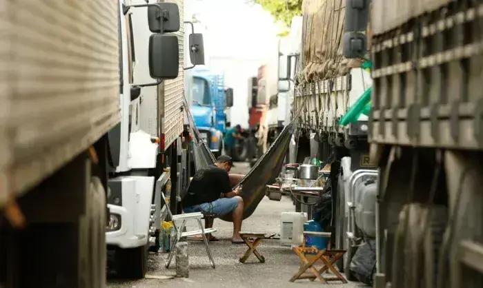 Saúde mental dos caminhoneiros: jornadas exaustivas e solidão trazem riscos