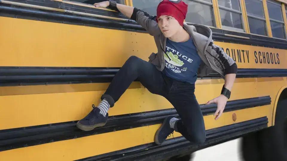 Tom Holland é hospitalizado após acidente nas filmagens do novo Homem-Aranha