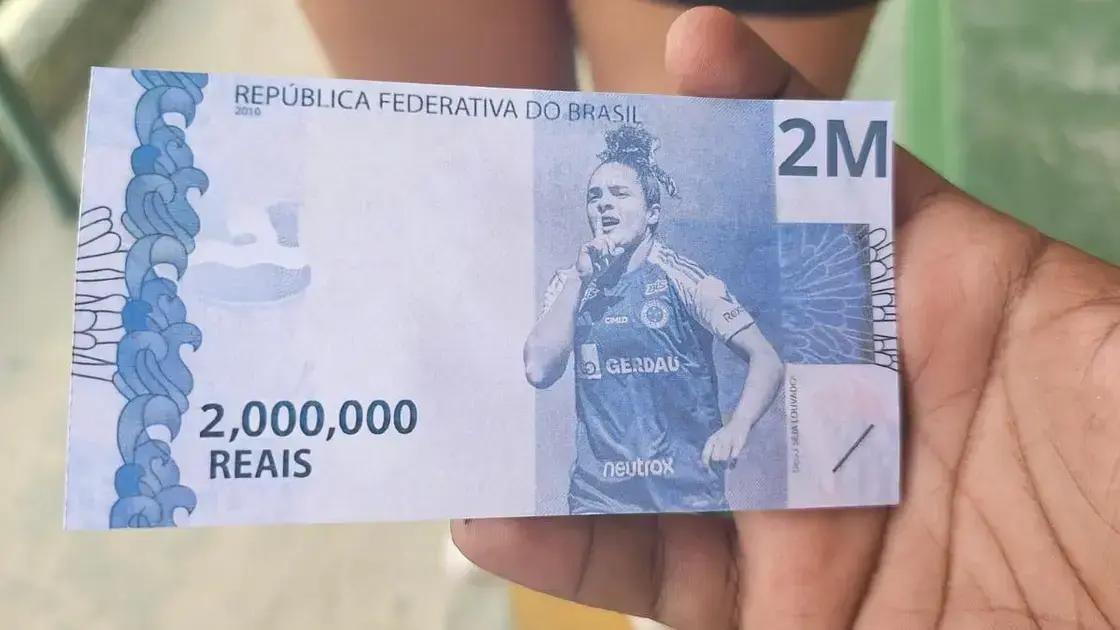 Torcida do Cruzeiro responde a provocação com notas de R$ 2 milhões