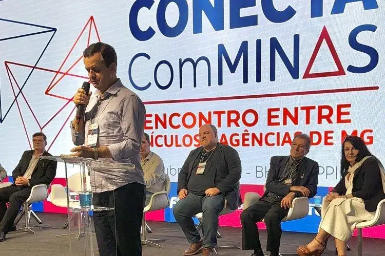 Deputado Arantes representa Assembleia no Conecta Com Minas 2025 e destaca importância da mídia regional e dos jornais impressos